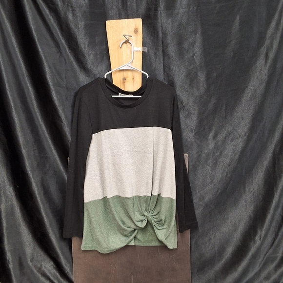 Yidarton Black Top with Multicolor Accents size womens L (Oversized) - Picture 4 of 14